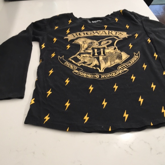 HARRY POTTER SHIRT/teens 14/16. Solid blk./back. Front/HOGWARTS & lightening - Picture 2 of 6